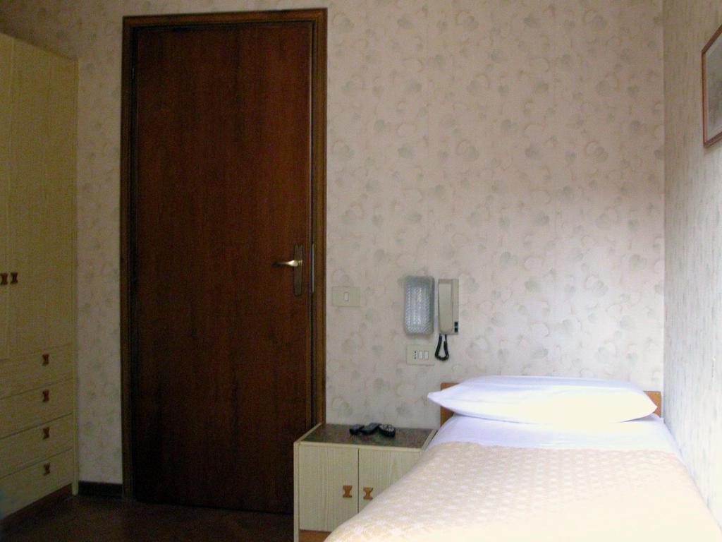 Hotel Del Pesce Luino Habitación foto
