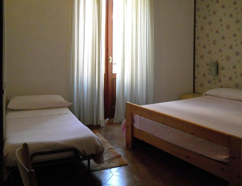Hotel Del Pesce Luino Habitación foto